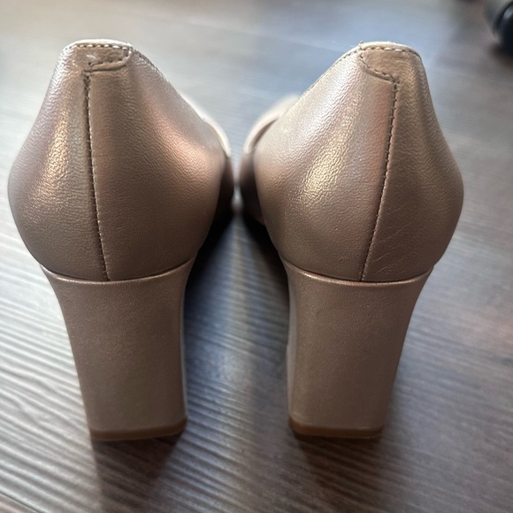 Marc Fisher Zala pointy toe pump with block heel metallic champagne  sz 7.5 - Picture 4 of 6